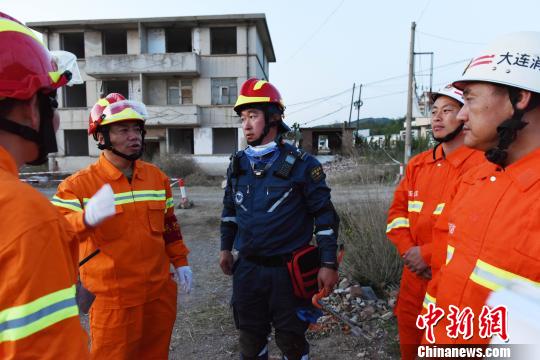 通過此次演練，進一步檢驗了部隊實戰(zhàn)能力，增強了官兵自信心?！菈鄢?攝